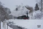 Am 13. Januar 1984, dem letzten Betriebstag der Schmalspurbahn, verließ P 14292 den Bahnhof Jöhstadt im Schneetreiben. 33 Jahre nach der Stilllegung wurde des Ereignisses gedacht und selbst der allerletzte Zug (Lr 14281) - verkehrte noch einmal. Hier befindet sich 99 1590 auf dem Weg nach Jöhstadt. (15.01.2017) <i>Foto: Joachim Schmidt</i>