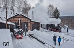Einfahrt des Sonderzuges mit 99 1590 in Jöhstadt, am Schuppen steht die kalte 99 606. (15.01.2017) <i>Foto: Joachim Schmidt</i>