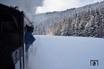 Blick aus dem Sonderzug mit 99 1590 auf das winterliche Preßnitztal zwischen Steinbach und Schlössel. (15.01.2017) <i>Foto: Joachim Schmidt</i>