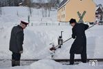 Dann muss auch schon mal "der Chef" mithelfen und das Weichengestänge freifegen. (15.01.2017) <i>Foto: Joachim Schmidt</i>