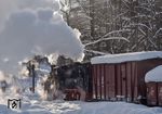 99 1590 und 99 1542 mit einem Fotogüterzug in Steinbach. (15.01.2017) <i>Foto: Joachim Schmidt</i>