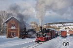 99 1542 und 99 1590 während der Fotoveranstaltung in Steinbach. Der Bahnhof war früher die wichtigste Unterwegsstation der Preßnitztalbahn. Nach der Stilllegung der Strecke errichtete die Gemeinde Steinbach auf dem Gelände eine Kindertagesstätte. Die alten Gebäude blieben glücklicherweise erhalten. Heute ist der Bahnhof Steinbach Endpunkt der von Jöhstadt kommenden Museumsbahn. Die Kindertagesstätte wurde Ende der 1990er Jahre abgerissen und die Gleisanlage nach historischem Vorbild neu errichtet.  (15.01.2017) <i>Foto: Joachim Schmidt</i>