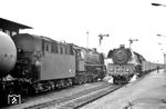 Im Bahnhof Angermünde begegnet die Stralsunder 03 0010-3 (03 1010) mit D 514 nach Stralsund der dort wartenden 44 0568-4 (44 1568) aus Eberswalde.  (13.09.1978) <i>Foto: Joachim Bügel</i>