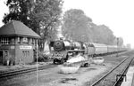 Frühmorgens gegen 6.45 Uhr fährt 03 0010 mit D 319 "Saßnitz-Express" (Stockholm – Saßnitz – Neubrandenburg – Berlin Ostbahnhof) durch Burg Stargard (Meckl). Der damalige 18 DIN-Film schaffte es daher nicht mehr die Lok scharf zu bekommen. (14.09.1978) <i>Foto: Joachim Bügel</i>
