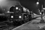 01 1512 mit D 311 (Berlin - Szczecin/Stettin) im nächtlichen Bahnhof Angermünde, der dort gegen 20.30 Uhr Station machte. (14.09.1978) <i>Foto: Joachim Bügel</i>