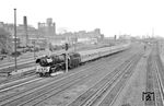 03 0085 hatte in Berlin Ostbahnhof den D 270 "Meridian" übernommen und ist hier an der Modersohnbrücke zwischen Warschauer Straße und Ostkreuz unterwegs. (16.09.1978) <i>Foto: Joachim Bügel</i>