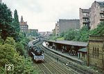 Und die Farbversion der 03 0010 mit D 1713 vor dem morbiden Ostberliner Charme an der Prenzlauer Allee mit Blick auf die Duckerbrücke. (16.09.1978) <i>Foto: Joachim Bügel</i>