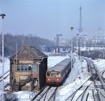 Eine S-Bahn vor dem Berliner Funkturm am Westkreuz auf dem Weg zur Sonnenallee. (27.02.1979) <i>Foto: Johannes Glöckner</i>