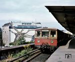 Eine S-Bahn nach Staaken vor einem verzierten Haus in Berlin-Tiergarten. (26.08.1979) <i>Foto: Johannes Glöckner</i>