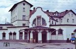 Der Bahnhof Gerstungen liegt an der Westgrenze Thüringens und wurde mehrfach in seiner Geschichte als Grenzbahnhof zwischen verschiedenen Staaten und Bahnverwaltungen bedeutsam. Seit 1849 war er zunächst Grenzbahnhof zwischen Hessen und Thüringen - die Thüringer Bahn endete im Thüringer Bahnhof, die Friedrich-Wilhelms-Nordbahn im Hessischen Bahnhof. Diese beiden Bahnhöfe, welche kaum 100 Meter voneinander entfernt lagen, verband ein durchgehender Schienenstrang, aber staatsrechtliche Verträge verhinderten den uneingeschränkten Bahnverkehr. Die Situation endete erst in den 1880er Jahren. Besondere Bedeutung bekam der Bahnhof nach dem Zweiten Weltkrieg mit der Teilung Deutschlands. Zunächst war Wartha der Grenzbahnhof. Dies änderte sich, als am 13. April 1962 eine Strecke von Förtha nach Gerstungen eingeweiht wurde, die das bundesdeutsche Gebiet um Herleshausen umging. Ab 28. September 1963 wurde die Grenzabfertigung der Interzonenzüge von Wartha nach Gerstungen verlegt, die Züge nutzten seitdem die neue Strecke. Der Grenzbahnhof Gerstungen wurde erheblich umgebaut. 1966/67 war auf der Nordseite des Bahnhofs ein separater Bahnhofsteil für die Abfertigung der Interzonenzüge eingerichtet worden. Der alte Bahnhofsteil wurde zum Kopfbahnhof umgestaltet und diente den Personenzügen nach Eisenach. Beide Bahnhofsteile waren über einen 150 Meter langen Tunnel verbunden. Zwischen beiden Teilen befanden sich umfangreiche Anlagen für den Güterverkehr. Nach dem Mauerfall verlor Gerstungen schrittweise seine Funktion als Grenzkontrollbahnhof. In die in Gerstungen haltenden Schnellzüge durfte ein- und ausgestiegen werden, das Zugangebot über die Grenze nahm deutlich zu. Am 28. Mai 1995 wurde der elektrische Betrieb aufgenommen, heute wird der Bahnhof im Stundentakt auf der Linie R6 (Bebra–Gerstungen–Eisenach) von einem privaten Eisenbahnverkehrsunternehmen bedient. (14.05.1991) <i>Foto: Peter Schiffer</i>
