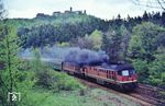 DR 132 524 (Bw Erfurt) und 132 030 (Bw Eisenach) räuchern am ehemaligen Bk. Höpfen vor der Wartburg vorbei. (16.05.1991) <i>Foto: Peter Schiffer</i>