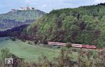 Am ehemaligen Bk. Höpfen befördert eine DR 132 den IC 154 "Johann-Sebastian Bach" (Leipzig - Frankfurt/M) vor der Kulisse der Wartburg in Richtung Förtha. (16.05.1991) <i>Foto: Peter Schiffer</i>