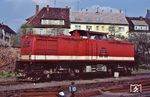 Für den Ersatz der auf den Harzer Schmalspurbahnen eingesetzten Dampfloks wurden zwischen 1988 und 1990 zehn Loks der DR-Baureihe V 100.2 im RAW Stendal zu sechsachsigen Meterspurfahrzeugen umgebaut und seitdem als Baureihe 199.8 bezeichnet. Insgesamt plante die Deutsche Reichsbahn einen Umbau/Einsatz von dreißig Maschinen. Durch die politische Wende in der DDR blieb es allerdings bei zehn umgebauten Lokomotiven. Das Bild der 199 870 entstand im Bahnhof Nordhausen Nord. (13.04.1991) <i>Foto: Peter Schiffer</i>