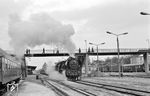 03 0077 verlässt mit D 814 (Leipzig - Stralsund) den Bahnhof Neubrandenburg. Bemerkenswert ist der links abgestellte DB-Wagen, weil es eigentlich keinen DB-Zuglauf mit dem Ziel Neubrandenburg gab. Weitere interessante Wagen sind auch am rechten Bildrand zu sehen, u.a. ein bereits in den Bauzugdienst abgesunkener ehemaliger preußischer Oberlicht-Durchgangwagen (vermutl. ein ex C3i Pr91 oder 96). (01.03.1979) <i>Foto: Wolfgang Bügel</i>