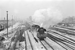 Durch die letzten Schneereste, die nach der Winterkatastrophe von 1978/79 übrig geblieben waren, dampft 03 0058 vor D 613 nach Berlin aus dem neblig-trüben Stralsund. (03.03.1979) <i>Foto: Wolfgang Bügel</i>