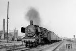 38 3007 (Bw Berlin-Lichtenberg) am Ostgüterbahnhof in Berlin, südöstlich des Ostbahnhofs. Hinter der Lok läuft ein Wagen russischer Bauart. (18.07.1964) <i>Foto: Historische Sammlung der Deutschen Bahn AG</i>
