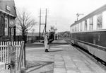 Ein Sonderzug auf der seit 1945 unterbrochenen Bahnstrecke Lüneburg—Dannenberg Ost—Wittenberge im Bahnhof Cumlosen nahe Lenzen (Elbe). (1940) <i>Foto: Privatfoto</i>
