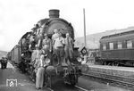 Ein Sonderzug mit einer pr. G 12 auf dem Weg zum Reichsparteitag der NSDAP nach Nürnberg beim Zwischenhalt in Würzburg Hbf. Auf diesem zweiten Reichsparteitag in Nürnberg, der vom 5. bis 10. September 1934 stattfand, feierten die Nationalsozialisten ihre erfolgreiche "nationalsozialistische Revolution". Es handelte sich um eine reine Propagandaveranstaltung der Nazis. Die Reichsparteitage sollten eigentlich immer ein bestimmtes Motto tragen, wobei der zweite Parteitag ursprünglich kein Motto besaß. Erst nachträglich wurde er zum "Reichsparteitag der Einheit und Stärke, Reichsparteitag der Macht" benannt, auch weil die damals bekannte Filmerin Leni Riefenstahl mit 16 Kamerateams und über 100 Mitarbeitern über diesen Reichsparteitag den zweifelhaften Dokumentarfilm "Triumph des Willens" drehte.  (10.09.1934) <i>Foto: Privatfoto</i>
