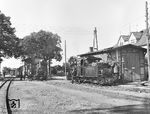 Die Mecklenburg-Pommersche Schmalspurbahn (MPSB) besaß ein über 250 Kilometer langes schmalspuriges Eisenbahnnetz mit einer Spurweite von 600 Millimeter im heutigen Mecklenburg-Vorpommern. Hierzu gehörten die Strecken Ferdinandshof–Friedland–Jarmen, Uhlenhorst–Anklam und Anklam–Leopoldshagen. Der Betrieb wurde mit bis zu 24 Dampflokomotiven abgewickelt. Dazu gehörten u.a. auch 99 3361 (links, ex MPSB 13II, Baujahr 1938) und 99 3462 (ex MPSB 10II, Baujahr 1937), die im Bahnhof Wegezin-Dennin ihre Wasservorräte ergänzt. (18.08.1966) <i>Foto: Joachim Claus</i>