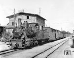 99 3361 (Orenstein & Koppel, Baujahr 1938, ex MPSB 14II) im Bahnhof Friedland (Meckl). Ihre Betriebsnummer 99 3361 erhielt sie nach der Übernahme der MPSB durch die Deutsche Reichsbahn im Jahr 1949. Sie war bis zum 3. September 1970 in Friedland im Einsatz. Im Mai 1972 wurde sie an das „Mohun Outdoor Steam Museum“ in Novato (Californien) verkauft. Der geplante Aufbau einer Museumsstrecke wurde dort aber nie verwirklicht. Deshalb wurde sie zusammen mit anderem Rollmaterial 1987 an die „La Porte County Historical Steam Society“ für den Betrieb auf der Museumsbahn Hesston Steam Museum (Indiana) verkauft. (18.08.1966) <i>Foto: Joachim Claus</i>