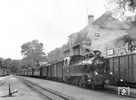 Die 99 4802 (Henschel, Baujahr 1938) war fabrikneu am 4. Mai 1939 bei den Kleinbahnen des Kreises Jerichow I als Lok 21 in Dienst gestellt worden. Nach der Verstaatlichung des Burger Schmalspurnetzes im Jahr 1949 und der Einreihung bei der DR als 99 4802 lief sie von 1950 bis 1963 zeitweise als D-Kuppler ohne Laufachse, danach wurde sie in Görlitz generalumgebaut, wobei sich ihr Aussehen sehr veränderte. Hier steht sie in ihrer ersten Saison auf Rügen im Endbahnhof Göhren mit einem Personenzug bereit. Mit den beiden 1’D-Maschinen standen den Rügener Eisenbahnern die bis dahin leistungsfähigsten Lokomotiven zur Verfügung. Noch immer für 40 km/h zugelassen, waren sie problemlos im hektischen Saisonverkehr einsetzbar. Allerdings machten sich bald die seit jeher bekannten Schwachstellen des Laufwerks bemerkbar, sodass die Werkstätten wieder allerlei Konfigurationen der Laufwerke ausprobieren wollten. Hier hat die Lok noch aus der Burger Zeit ihren runden Puffer, der auf Rügen alsbald durch einen größeren Pufferteller ersetzt wurde. Typisch für die Görlitzer „Generalreparaturen“ der 1960er Jahre war das abgeschrägte Führerhaus, das ein weites Herauslehnen des Lokpersonals überflüssig machte. Sie steht heute noch bei der Rügenschen Bäderbahn (RüBB) unter Dampf.  (21.08.1966) <i>Foto: Joachim Claus</i>