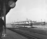 Ein SVT 137 - möglicherweise der zum Salontriebwagen für die DDR-Regierung umgebaute SVT 137 225 - im Bahnhof Berlin-Lichtenberg. (17.08.1966) <i>Foto: Joachim Claus</i>