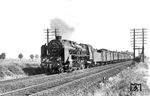 39 187 vom Bw 1 Halle (Saale) mit P 838 bei Lichterfelde Süd. Auffällig an der Lok mit elektrischer Beleuchtung sind die großen Laternen, die der Ursprungsbauart zuzuordnen sind. Dagegen ist das nachgerüstete Spitzenlicht moderner Bauart.  (23.06.1935) <i>Foto: DLA Darmstadt (Bellingrodt)</i>