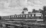 Der aus zwei zusammengekuppelten Wagen, die durch das Jakobs-Drehgestell, auf dem die beiden Wagenkästen auflagen und als Antriebsgestell fungierte, bestehende Triebzug mit der damaligen Betriebsnummer 877 a/b wurde im Februar 1932 bei der Waggon- und Maschinenbau AG Görlitz (WUMAG) von der DRG bestellt. Ausgeliefert wurde er Ende 1932 und abgenommen im Februar 1933. Eine Probefahrt am 19. Dezember 1932 zwischen Berlin Lehrter Bahnhof und dem Hamburger Hauptbahnhof legte der Schnelltriebwagen mit einem Geschwindigkeitsrekord zurück. In 142 Minuten hatte der Zug die Strecke von 286 km bewältigt. Neu am "Fliegenden Hamburger" waren die Stromlinienform, die in Windkanalversuchen entwickelt wurde, die Leichtbauweise und der dieselelektrische Antrieb. Jeder der beiden Wagen hatte einen Maybach-Zwölfzylinder-Dieselmotor G05 mit daran angeschlossenem Gleichstrom-Generator und elektrischen Tatzlager-Fahrmotoren. Mit einer Leistung von 2x420 PS wurde bei Versuchsfahrten eine Höchstgeschwindigkeit von 175 km/h erreicht; für den planmäßigen Einsatz wurde eine Höchstgeschwindigkeit von 160 km/h festgelegt. Der VT 877 war auch der erste Dieselschnelltriebwagen der Deutschen Reichsbahn im planmäßigem Einsatz. Mit ihm wurde ab 1932 zwischen Berlin und Hamburg die damals weltweit schnellste Zugverbindung aufgenommen. Die Reichsbahn warb mit dieser Postkarte für die neue Zugverbindung. (1932) <i>Foto: RVM</i>