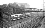 SVT 877 a/b (Bw Berlin Lehrter Bf) erreicht mit FDt 2 "Fliegender Hamburger" aus Berlin den Hamburger Hauptbahnhof. Ab 15. Mai 1933 verkehrte der Triebzug planmäßig zwischen Berlin Lehrter Bf und Altona Hbf. Für die 286 km lange Strecke benötigte er 138 Minuten, eine Zeit, die erst 64 Jahre später, im Juni 1997 von einem ICE-Zug der Deutschen Bahn AG mit 132 Minuten unterboten wurde. 2016 bewältigen die schnellsten Züge die Strecke in 98 Minuten. (1936) <i>Foto: DLA Darmstadt (Hubert)</i>