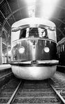 In der Halle des Altonaer Hauptbahnhofs wartet der nagelneue SVT 877 a/b vom Bw Berlin Lehrter Bf auf die Rückfahrt nach Berlin.  (18.05.1933) <i>Foto: DLA Darmstadt (Maey)</i>