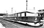 Im besten Sonnenlicht präsentiert sich SVT 877 a/b am Bahnsteig in Altona Hbf. Nach der endgültigen Abnahme am 06.05.1933 im RAW Wittenberge wurde er ab 15.05.1933 dem Bw Berlin Lehrter Bf zugeteilt. (18.05.1933) <i>Foto: DLA Darmstadt (Maey)</i>