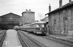 SVT 137 852 "Bauart Köln" (diesmal zur vierteiligen Einheit verstärkt) und mit einem weiteren SVT gekuppelt, verlässt als TS 55 "Vindobona" die Station Wien-Franz-Josefs-Bahnhof. (06.1966) <i>Foto: A. Wagner</i>