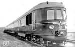 Die SVT der Bauart "Berlin" waren 1938 die letzten Neuentwicklungen im Bereich der Schnelltriebwagen vor dem Zweiten Weltkrieg. Zwei Exemplare mit den Nummern 137 901 und 137 902 sind geliefert worden. Die von der Reichsbahn vorgesehene Erweiterung des Netzes des Fernschnellverkehrs verlangte wegen der längeren Fahrzeiten komfortablere Triebzüge. Gegenüber den vorherigen Triebzügen für den Schnellverkehr verwandte man diesmal ein anderes Konzept. Anstatt mehrere Dieselmotoren auf den Zug zu verteilen, setzte man auf eine Konstruktion mit einem Maschinenendwagen, indem ein langsam laufender Dieselmotor die Antriebsenergie erzeugte. Die elektrischen Antriebsmotoren befanden sich in den Endwagen. Die Vergrößerung der Abteile und eine größere Küche sorgten für ein höheres Ausstattungsniveau gegenüber den Vorgängerfahrzeugen. Das Bild zeigt SVT 137 901 a/b/c/d an unbekannter Stelle in Berlin. Im Mai 1938 wurde die Fahrzeugeinheit fabrikneu dem Bw Berlin Anhalter Bf zugeteilt. Nachdem der Maschinenwagen a im RAW Wittenberge 1944 ausgemustert worden war, gelangten die Wagenteile b/c/d zur Abstellung nach München-Pasing West. Die Wagen c/d wurden später beim Bau des VT 07 501 verwendet. (1938) <i>Foto: DLA Darmstadt (Maey)</i>