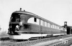 Vor Beginn seiner Reise als FDt 17 nach Berlin präsentiert sich der Grunewalder SVT 137 151 a/b (Bauart "Hamburg") vor der Triebwagenhalle im Kölner Betriebsbahnhof. Die Schnelltriebwagenlinie von Köln nach Berlin wurde am 15. Mai 1936 eröffnet. Der Zug erreichte auf der 560 km langen Strecke eine durchschnittliche Reisegeschwindigkeit von 90 km/h. Eine bessere Durchschnittsgeschwindigkeit verwehrte das Kuppeln mit dem Teilzug FDt 15 in Hamm (Westf).  (05.1936) <i>Foto: DLA Darmstadt (Maey)</i>