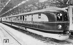 SVT 137 153 a/b/c der Bauart "Leipzig" wurde auf der Ausstellung "100 Jahre Deutsche Eisenbahnen" in Nürnberg fabrikneu dem Publikum präsentiert. 1936 erreichte der Triebwagen bei Probefahrten durch die Versuchsabteilung für Lokomotiven des RAW Grunewald eine Höchstgeschwindigkeit von 205 km/h. Nach endgültiger Abnahme wurde er ab 26.06.1936 dem Bw Grunewald zugeteilt. Die Fahrzeugeinheit stand Ende 1944 in Jägerndorf (RBD Oppeln) hinterstellt, wurde dort 1945 beschlagnahmt und in die Sowjetunion verbracht. Auf russische Breitspur umgespurt, soll er als DR 15 a/c/b im Einsatz gestanden haben.  (07.1935) <i>Foto: DLA Darmstadt (Hubert)</i>