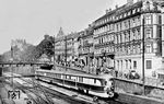SVT 137 852 (Bauart "Köln) vom Bw Grunewald fährt als FDt 17 nach Berlin in Wuppertal-Elberfeld ein. Die schöne Gründerhauszeile fiel den Bomben des Zweiten Weltkriegs zum Opfer. Einzig die Stadthalle im Stil der Neorenaissance italienischer Prägung, deren Turm in Hintergrund über die Dächer hervorschaut (heute: Historische Stadthalle am Johannisberg) blieb unverseht. (1938) <i>Foto: RVM-Filmstelle Berlin (Bellingrodt)</i>