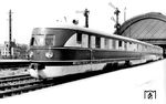Der "Hungaria" wurde zum Sommerfahrplan 1960 als neue schnelle Tagesverbindung mit den Zugnummern Ext 154/155 von Berlin Ostbahnhof nach Budapest Nyugati pu mit Halten in Dresden-Neustadt, Dresden Hauptbahnhof, Bad Schandau, Decín, Ústí nad Labem, Praha, Brno hlavní nádraží, Bratislava hlavná stanica, Štúrovo und Szob eingeführt. Die planmäßige Fahrtzeit des zunächst mit SVT Köln der Reichsbahn (Foto: SVT 137 852 in Dresden Hbf) bedienten neuen Verbindung betrug in Richtung Budapest 14,5 Stunden, in der Gegenrichtung 15 Stunden. Der "Hungaria" übernahm zwischen Berlin und Prag die Fahrplanlage des "Vindobona", der seitdem etwa zwei Stunden später von Berlin abfuhr.  (1960) <i>Foto: Karl-Heinz Brust</i>