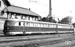 Der zum Salontriebwagen für die DDR-Regierung umgebaute SVT 137 225 (WUMAG, Baujahr 1935). Der beim T-Bw Karlshorst beheimatete Schnelltriebwagen wurde in Halle (Saale) angetroffen.  (19.06.1961) <i>Foto: Gerhard Illner</i>