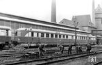 Der ehemalige SVT 137 227 a/b (Bauart "Hamburg") wurde nach dem Krieg bis 1950 durch die U.S. Army als Lazarettzug genutzt. 1950/51 erhielt er eine hydraulische Leistungsübertragung (Achsfolge B'+2'+B') und wurde bei der DB als VT 04 501 eingereiht. Sein Einsatz erfolgte in der sog. "Rheinblitz-Gruppe" des neu aufgebauten F-Zug-Netzes der Bundesbahn (Fotos: siehe Bild-Nrn. 20451, 36533 und 37622). Ende 1957 endete sein Einsatz bei der DB und er wurde an die Deutsche Reichsbahn (DR) in der DDR abgegeben. Der nunmehr beim T-Bw Karlshost beheimatete Triebwagen erhielt dort seine ursprüngliche Fahrzeugnummer VT 137 227 a/b zurück. Am 22.05.1968 wurde er ausgemustert. Das Bild entstand im T-Bw Karlshorst mit Blick auf das Verwaltungsgebäude nebst Zugangsbrücke, die beiden Schornsteine (links vom alten Lokschuppen, rechts vom Heizhaus) und den Wasserturm - ein beeindruckendes Bw-Ensemble. Am 27. September 1964 wurde die Dienststelle in T-Bw Berlin-Karlshorst umbenannt.  (1962) <i>Foto: Joachim Claus</i>