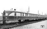 SVT 137 273 (Bauart "Köln"), gekuppelt mit einem VT 18.16, als Ext "Neptun" (Berlin - Kopenhagen) in Rostock Hbf. (23.08.1966) <i>Foto: Joachim Claus</i>