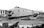 Der SVT 137 155 war ein Versuchszug, der 1938 nach Entwürfen von Franz Kruckenberg zu Versuchszwecken von Westwaggon in Köln gebaut wurde. Als Versuchsträger zeichnete er sich durch sein fortschrittliches Konzept und Design aus. Die Besonderheiten waren Leichtbauweise, Luftfederung, Schwenkschiebetüren und die wegweisende Leistungsübertragung mit Strömungsgetrieben, die Wasser als Übertragungsmedium nutzte. Am 23. Juni 1939 erreichte er bei einer Testfahrt auf der Strecke Hamburg–Berlin eine Geschwindigkeit von 215 km/h. Nach 1945 verblieb das Fahrzeug im Schadwagenpark der Reichsbahn der DDR. Dort wurde er 1958 ausgemustert und 1967 im RAW Wittenberge (Foto) verschrottet. Das Konzept der Motoranordnung an beiden Zugenden und den dahinterliegenden hochgesetzten Führerständen wurde später in der DB-Baureihe VT 11.5 verwirklicht, auch die DR-Baureihe VT 18.16 wurde nach dem gleichen Antriebskonzept gebaut. (30.04.1960) <i>Foto: Georg Otte</i>