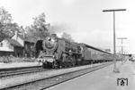 01 165 (Bw Berlin-Ostbahnhof) ist mit D 110 (Berlin - Paris) in Helmstedt eingetroffen. Ab hier wird eine Hannoveraner V 200 den Zug übernehmen. Als Besonderheit besaß 01 165 gekürzte Windleitbleche, die von einer 44er stammten. (15.09.1967) <i>Foto: Joachim Claus</i>