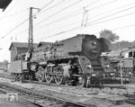 Im Sommer 1967 haben sich die Erfurter 01 507 und 01 534 (rechts auf der Drehscheibe) in Bebra versammelt. Interessantes Detail ist die Ausrüstung der Lok nunmehr mit einem Scheibenvorlaufrad und Boxpok-Rädern, die sie mit ihrer Rekonstruktion aus 01 136 im Dezember 1962 noch nicht erhalten hatte (vgl. Bild-Nr. 37667). (31.08.1967) <i>Foto: Joachim Claus</i>