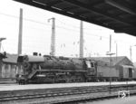 44 029 (Bw Eisenach) zu Gast in Bebra. Wie viele Fotos der Lok in Bebra zeigen, war der zweiachsige Gepäckwagen auch immer dabei. (31.08.1967) <i>Foto: Joachim Claus</i>