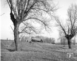 Auf der DR-Nebenbahn Gaschwitz – Meuselwitz (ehem. Gaschwitz-Meuselwitzer Eisenbahn), die später weitgehend dem Braunkohlentagebau weichen mußte, ist hier die Kö 5071 (später 100 871) mit dem VB 147 023 als P 2390 unterwegs, aufgenommen bei Groitzsch.  (15.03.1967) <i>Foto: Joachim Claus</i>