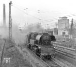 65 1002 war am 23.01.1955 fabrikneu dem Bw Halle(Saale) P zugeteilt worden. Hier ist die mittlerweile beim Bw Leipzig Hbf Süd stationierte Lok mit einem Wendezug in Leipzig unterwegs. Ähnlich wie bei der DB, sollte die Baureihe 65.10 die alten Länderbahnloks der Baureihen 74, 75, 78, 86, 93 und 94 ablösen. Aber auch in der DDR machte der Traktionswechsel Fortschritte und so wurde der Weiterbau nach 88 Exemplaren zugunsten der Baureihe V 180 eingestellt. (17.03.1967) <i>Foto: Joachim Claus</i>