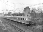 Die deutsche Wehrmacht hatte während des Zweiten Weltkriegs in den Niederlanden mehrere 1937 gebaute vierteilige Triebzüge der Bauart Mat '36 der Niederländischen Eisenbahnen requiriert und nach Mecklenburg verbracht. Nachdem der deutsche Vorkriegstriebwagen ET 25 012 1957 erfolgreich aufgearbeitet worden war, beabsichtigte die DR 1959 auch die Wiederherstellung von drei dreiteiligen Triebzügen aus dem niederländischen Fahrzeugmaterial. Hierzu waren jedoch umfangreiche Umbauten notwendig. Dies betraf in erster Linie die elektrische Ausrüstung, da die Triebwagen auf das niederländische Stromsystem von 1500 V Gleichstrom ausgelegt waren und auf das deutsche Wechselstromsystem mit 15 kV 16 2/3 Hz umgebaut werden mussten. Hierfür wurden vorhandene Bauteile der Baureihe ET 25 verwendet. Aufgrund der Größe der Wechselstrommotoren wurde auch ein Umbau der Drehgestelle erforderlich. Hinzu kamen ehrgeizige Pläne zur Verkürzung der Wagenkästen auf 24 m, eine neue Fenster- und Türanordnung und eine Vergrößerung der Führerräume. Wegen des schlechten Erhaltungszustands der Fahrzeuge rückte die DR auch von dem Plan zur Aufarbeitung von drei Triebzügen ab und beschränkte sich auf einen dreiteiligen Triebzug. 1965 wurde dann der Triebzug endlich fertiggestellt. Kurz vor der Fertigstellung wurde beim RAW Berlin-Schöneweide noch ein weiterer Mittelwagen aufgearbeitet, so dass schließlich ein vierteiliger Triebzug entstand. Der ET wurde beim Bw Leipzig Hbf West beheimatet und als Schnell- und Eilzug zwischen Magdeburg, Erfurt und Zwickau eingesetzt. Er erwies sich aber als recht störanfällig, was auch durch Motorenüberlastung aufgrund des nachträglich eingefügten Mittelwagens bedingt war. Später wurde der Triebzug daher nur noch dreiteilig eingesetzt. 1971 wurde er ausgemustert. (17.03.1967) <i>Foto: Joachim Claus</i>