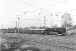 65 1015 (Bw Leipzig Hbf Süd) fährt mit einer interessanten Wendezug-Garnitur in den Bahnhof Leipzig-Connewitz ein. Die hinter der Lok laufenden vier Mitteleinstiegwagen sind Leichtstahlwagen belgischer Herkunft (Kriegsbeute). (16.03.1967) <i>Foto: Joachim Claus</i>