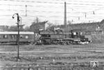 65 1015 ist hier noch mit runder Esse unterwegs und erreicht den Bahnsteig II in Leipzig-Connewitz. Die Lok war am 17.01.1956 beim Bw Leipzig Bayer Bf in Dienst gestellt worden. Das Dienstende erlebte sie mit der Z-Stellung am 02.10.1978 beim Bw Altenburg.  (16.03.1967) <i>Foto: Joachim Claus</i>
