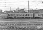 65 1015 erreicht mit einem Wendezug den Bahnhof Leipzig-Connewitz. Der Blick geht auf den am Schluss laufenden Steuerwagen 250-902, ein Leichtbauwagen vom Waggonbau Gotha aus dem Jahre 1952, der zu einem Befehlswagen umgebaut wurde. Den Führerstand nutzt das Zugpersonal.  (16.03.1967) <i>Foto: Joachim Claus</i>